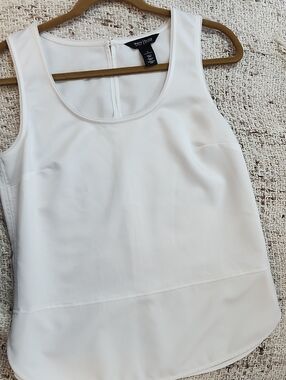 🌼💐🌻NWOT White House Black Market White Sleeveless Scoop Neck Top - Small🌼💐